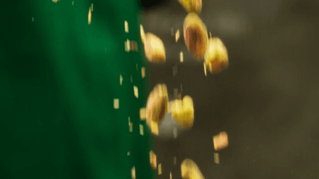 어두운 공간에서 견과류 가루가 떨어지는 모습