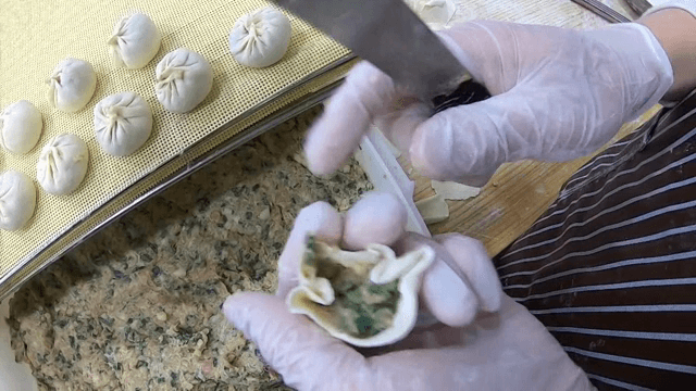 야채 소를 넣은 만두 만들기