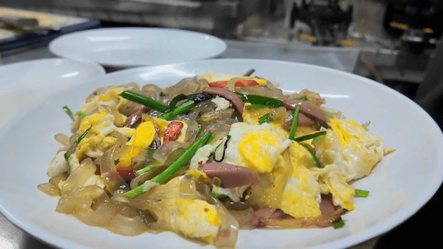 접시에 담긴 김이 나는 달걀당면볶음