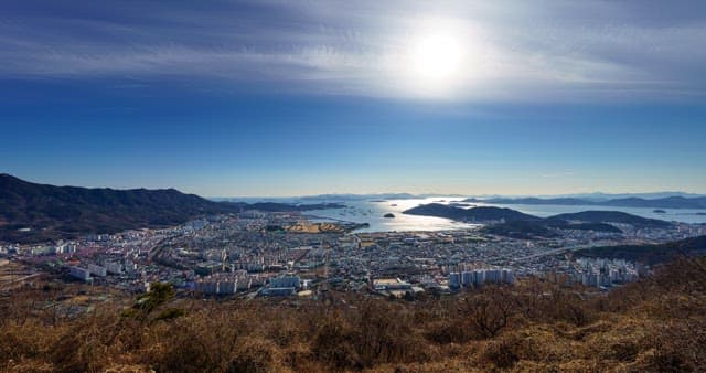 해안선과 맞닿은 도시의 낮부터 밤까지의 풍경