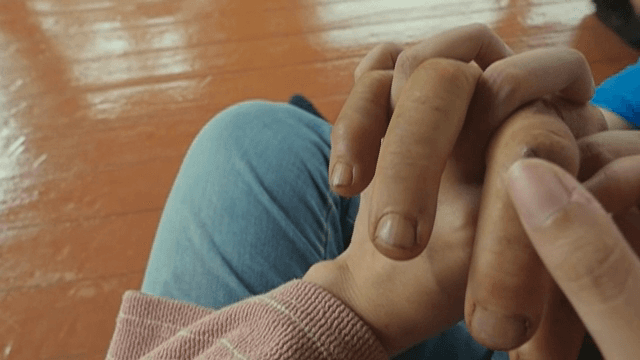 다친 손가락 부위를 어루만지는 손