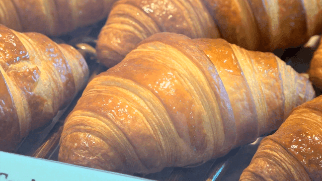 갓 구운 크루아상이 진열된 모습