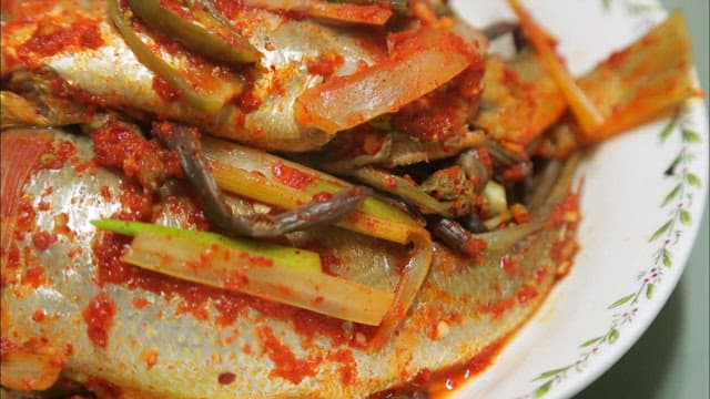 테이블 위 접시에 담긴 참조기 조림