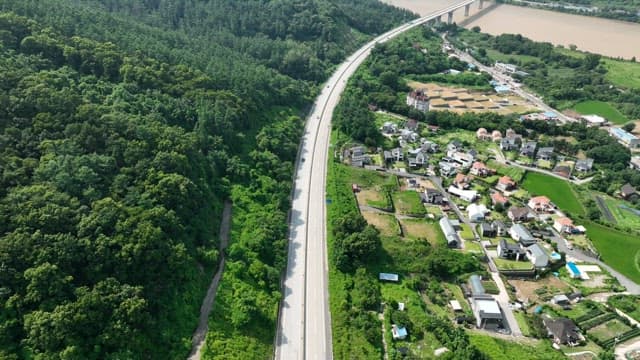 울창한 녹지와 주택가 사이 고속도로