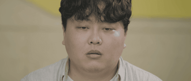 무표정한 떨리는 남자의 입술