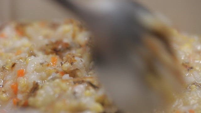 숟가락으로 대갱이어죽을 저어주는 모습