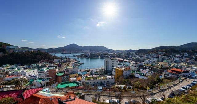 분주한 항구도시의 낮부터 저녁까지의 풍경