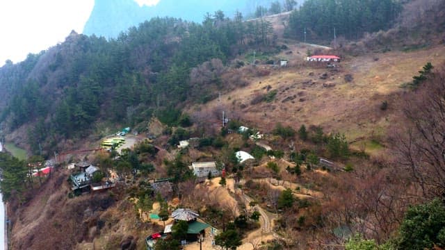 바다와 산을 따라 구불구불한 해안 도로