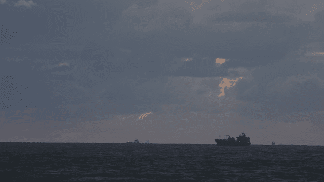 구름 낀 하늘 아래 항해하는 배