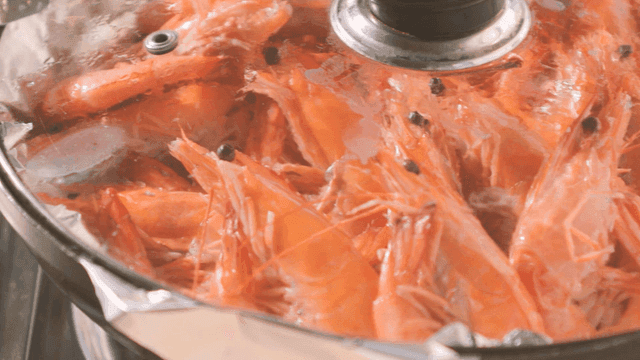 Grilled shrimp covered with lid