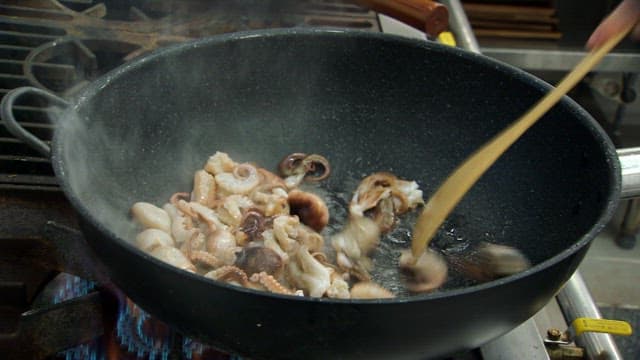 팬에서 볶아지는 주꾸미