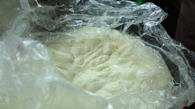 주방에서 반죽을 치대는 손