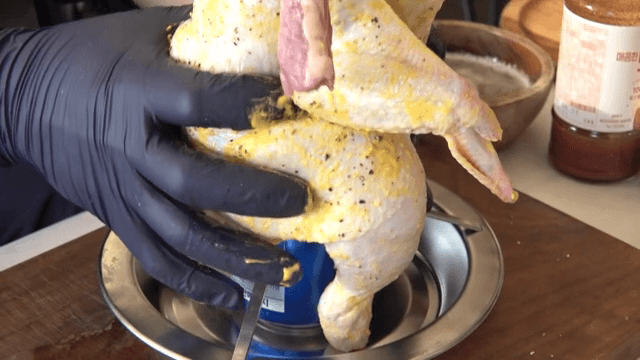 맥주캔 위에 얹는 양념발린 생닭