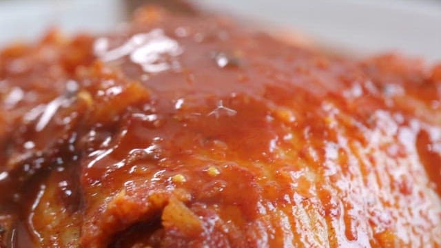 맛있게 조리된 빨간 생선찜