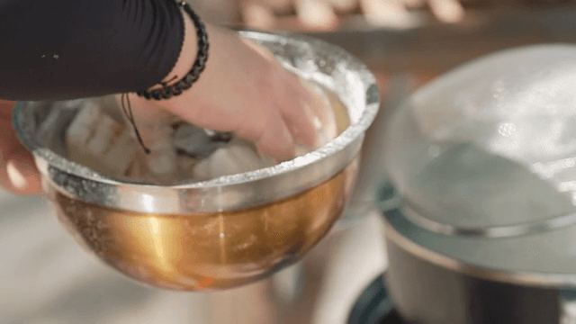 야외에서 금속 그릇에 재료 섞기