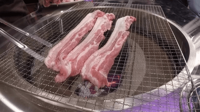 그릴 위에 삼겹살 올리기