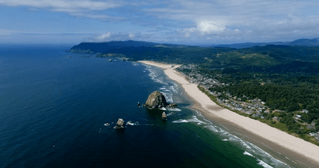 큰 바위가 있는 해안선 풍경