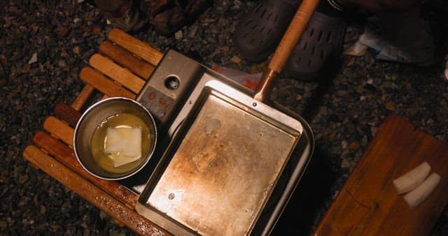 야외 그릴에서 계란말이 만들기