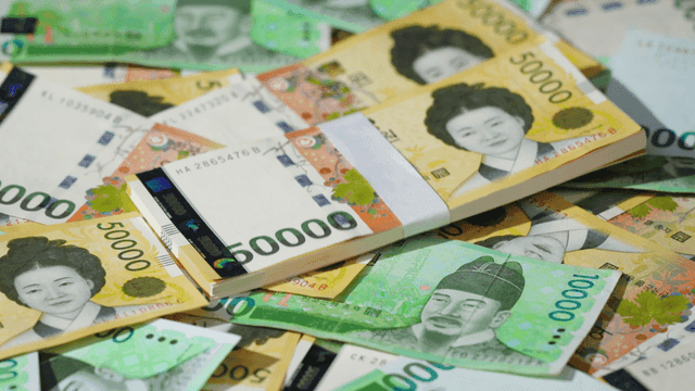 흩어져 있는 다양한 한국 지폐