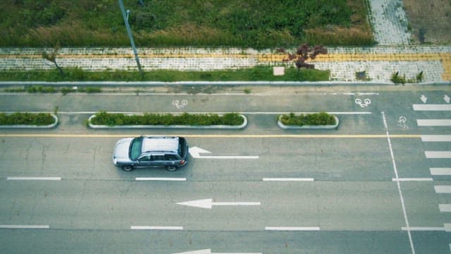 도시의 한적한 도로를 주행하는 자동차