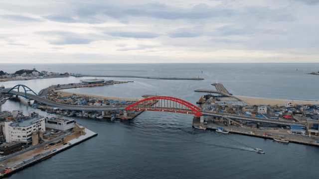 다채로운 다리가 있는 해안 도시