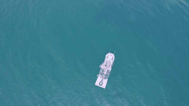 맑은 푸른 바다 위를 항해하는 배