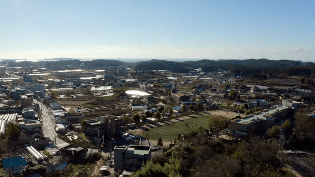 언덕이 있는 시골 풍경의 항공 뷰