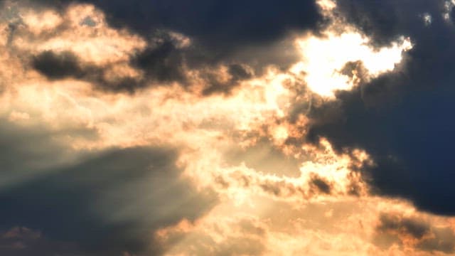 어두운 구름 사이로 비치는 햇빛