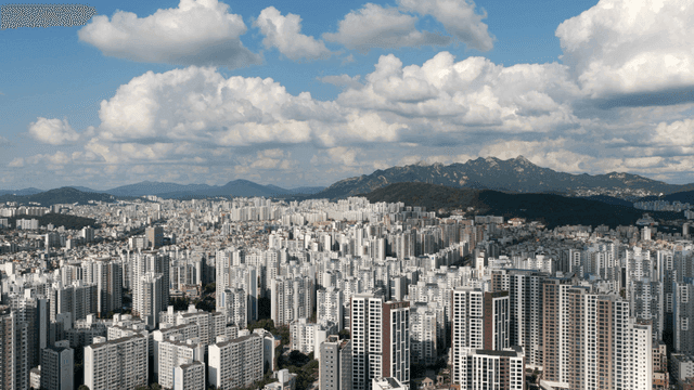 멀리 산이 보이는 광활한 도시 풍경