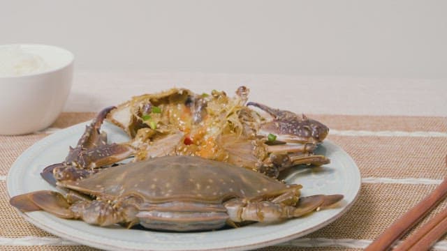 밥도둑 간장게장을 집게로 들어올리다