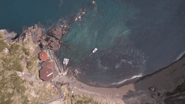 절벽과 맑은 물이 있는 해안 풍경