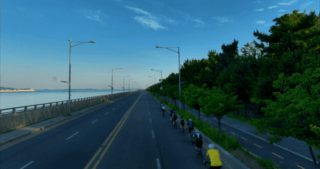 해안 도로를 따라 자전거를 타는 사람들