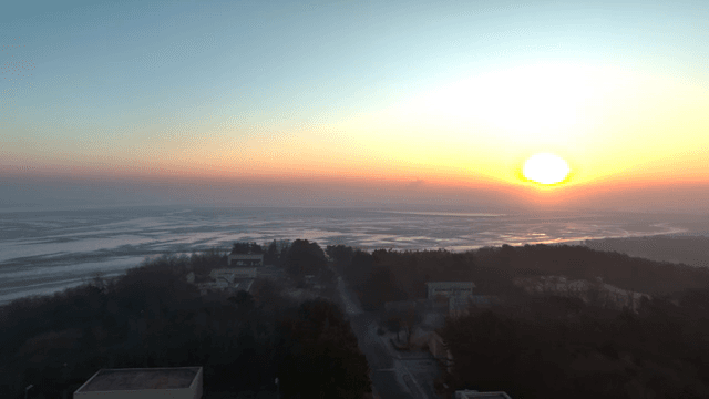 해안 풍경 위로 지는 해