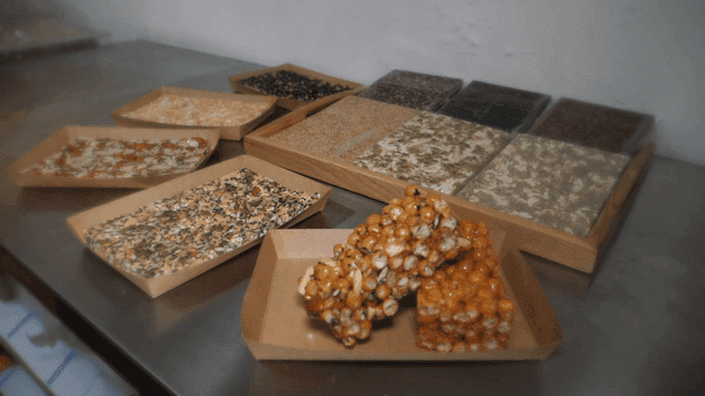 다양한 전통 한국 과자가 담긴 트레이