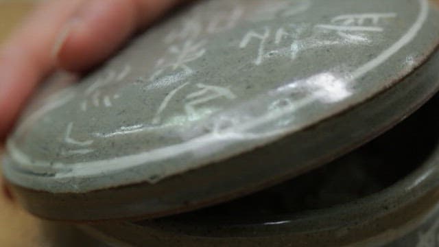 Freshly cooked mixed grain rice in a ceramic pot