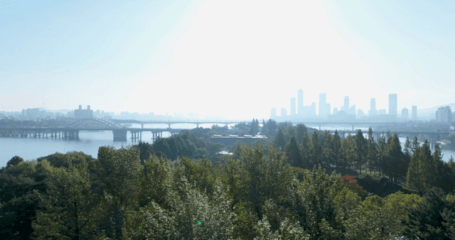 강과 다리가 있는 도시 스카이라인