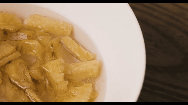 물이 든 그릇에서 마른 생선을 불리기