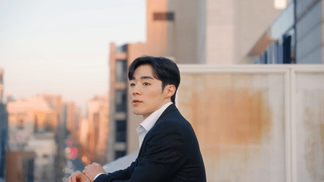 옥상에 올라와 한숨을 쉬는 남성