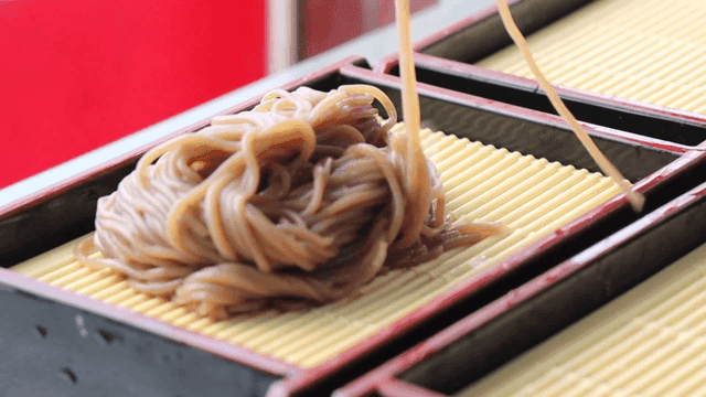 모밀판에 놓는 메밀면