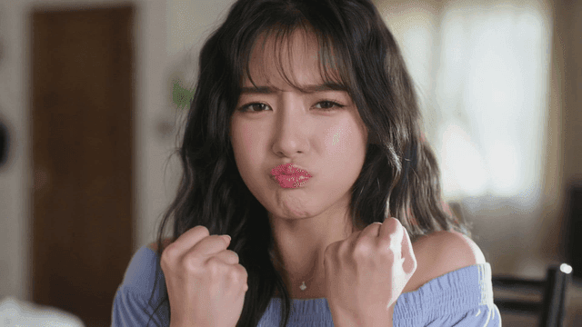 주먹을 지며 화를 내는 젊은 여성