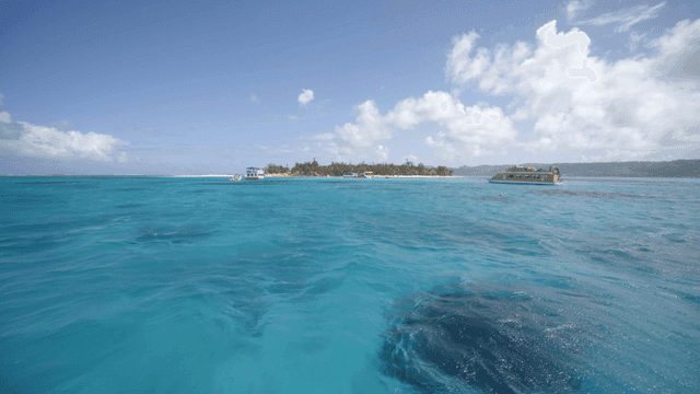 맑은 바다 위의 보트와 고요한 섬
