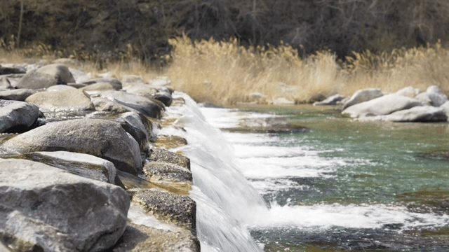 바위를 넘는 고요한 강물