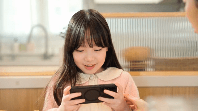 Child who doesn't eat breakfast and only plays on his cell phone