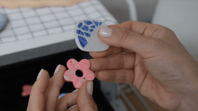 손으로 잡고 있는 색색의 수공예품