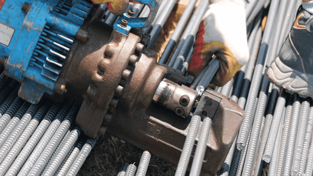 기계로 철근을 자르는 작업자