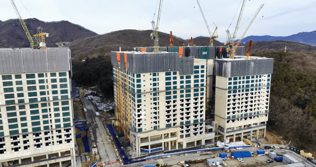 고층 건물 공사 현장