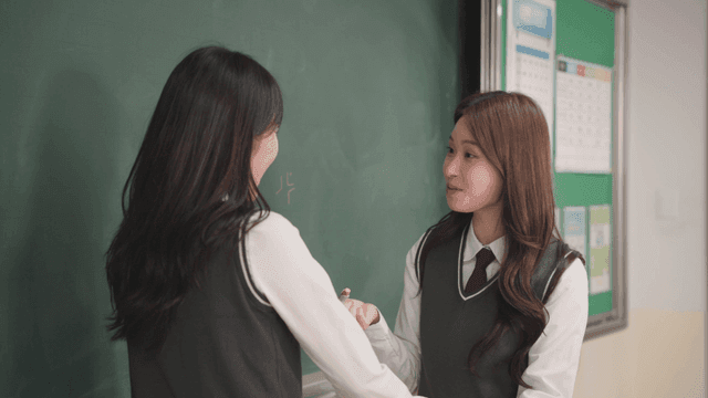 칠판에 낙서하며 노는 학생들