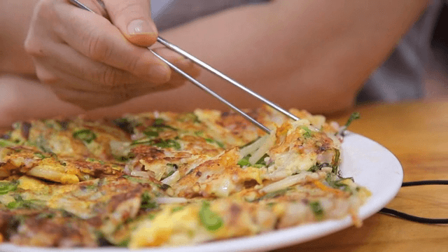 젓가락으로 집어드는 해물파전