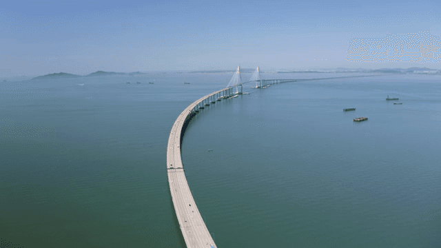 잔잔한 바다 위로 뻗은 긴 다리