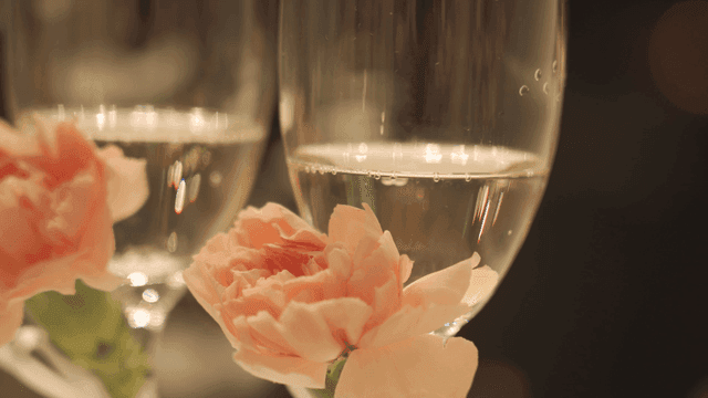 핑크 꽃이 있는 우아한 샴페인 잔